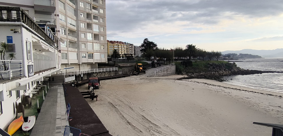 El Concello de Sanxenxo colocará luces led en la pasarela de la playa de Panadeira para mejorar el tránsito