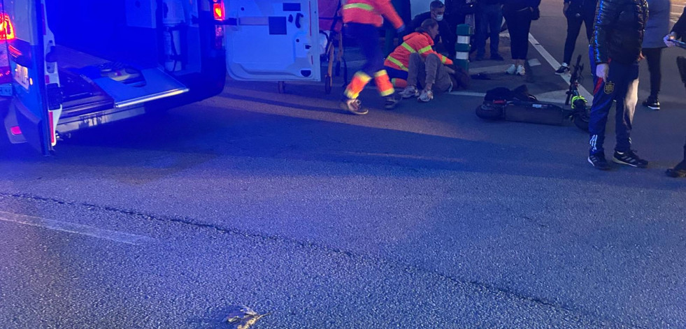 Herido el conductor de un patinete eléctrico tras colisionar contra una furgoneta en la rotonda de Baltar