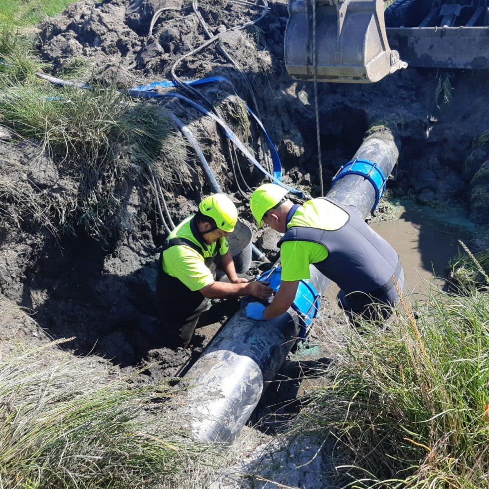 Estudian aplicar una “camisa” interior a la tubería del agua de O Grove para zanjar las continuas fisuras