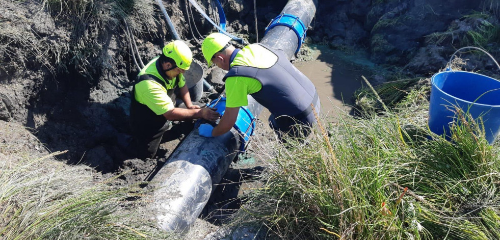 Estudian aplicar una “camisa” interior a la tubería del agua de O Grove para zanjar las continuas fisuras