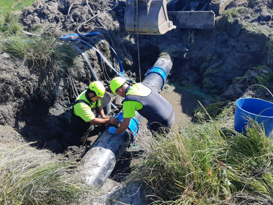 Estudian aplicar una “camisa” interior a la tubería del agua de O Grove para zanjar las continuas fisuras