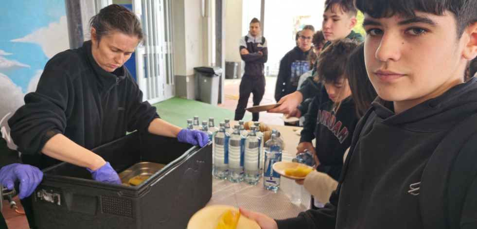 La Cooperativa Santa Eugenia difunde los beneficios de comer pescado entre alumnos del IES Número 1 de Ribeira