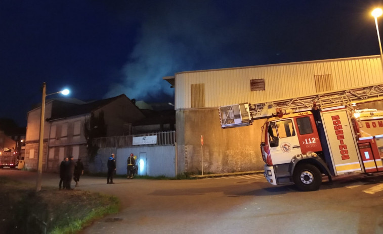 Alertan de un incendio en una fábrica sin actividad y cerca de unas casas en la Rúa Castillo, de Rianxo