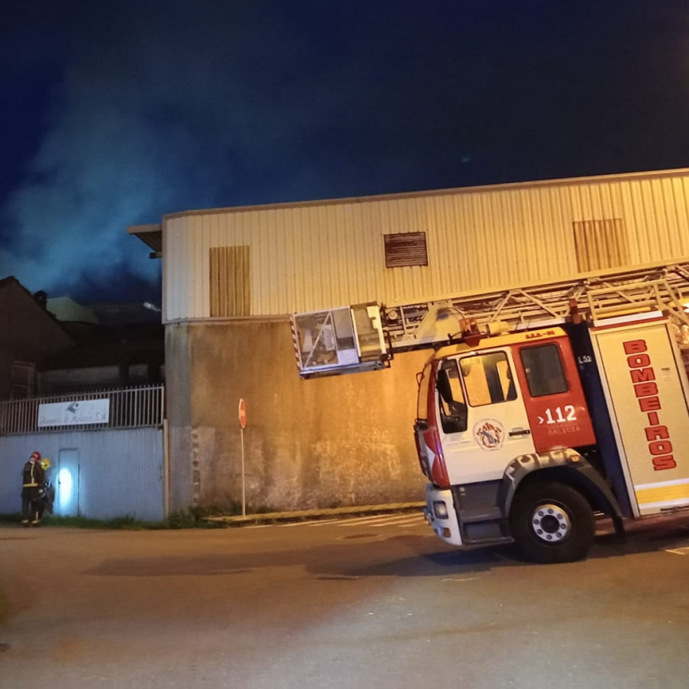 Alertan de un incendio en una fábrica sin actividad y cerca de unas casas en la Rúa Castillo, de Rianxo