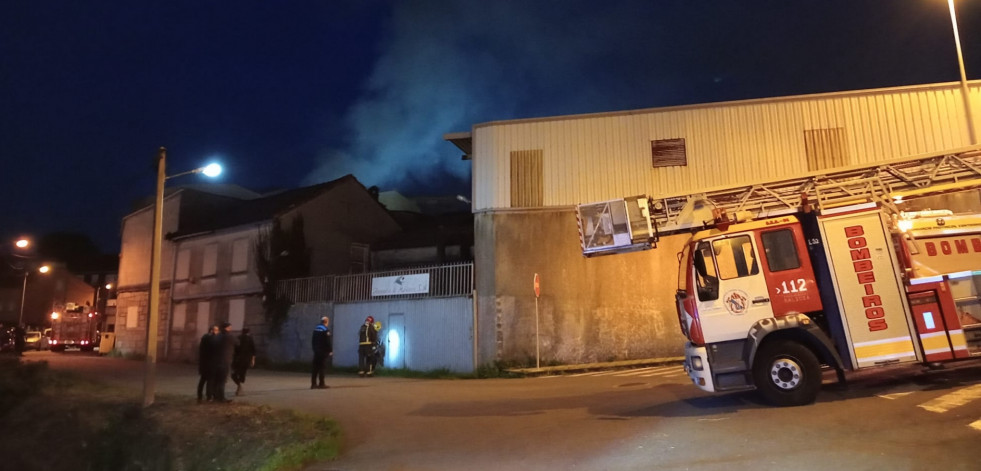 Alertan de un incendio en una fábrica sin actividad y cerca de unas casas en la Rúa Castillo, de Rianxo