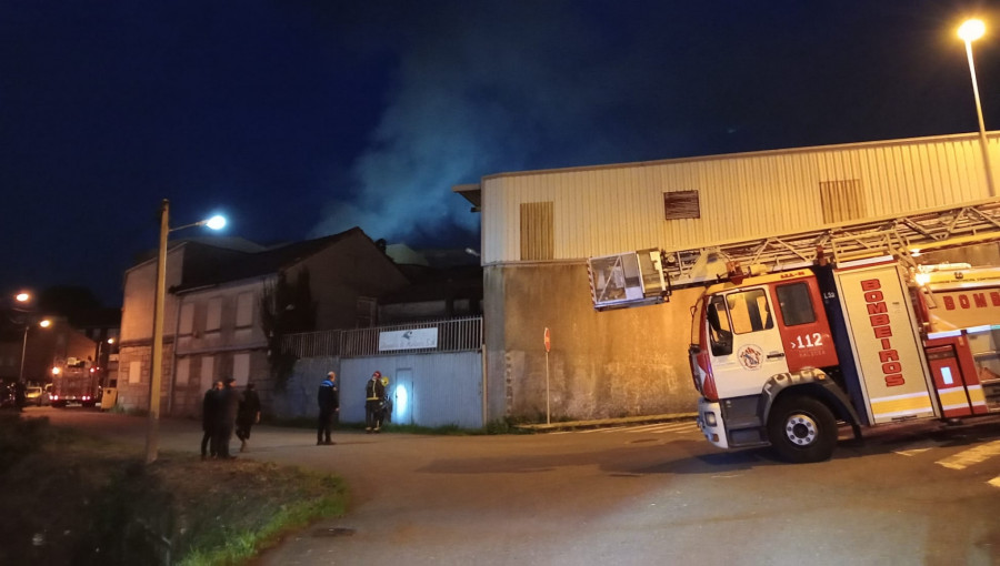 Alertan de un incendio en una fábrica sin actividad y cerca de unas casas en la Rúa Castillo, de Rianxo