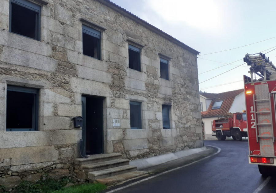 Un deshumidificador provocó un incendio en una vivienda unifamiliar en Artes, en Ribeira