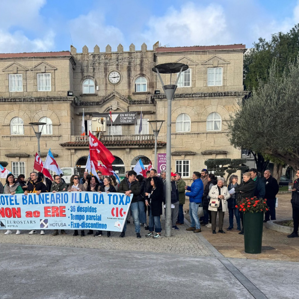 Decenas de personas se concentran frente al Concello contra el ERE del hotel Balneario Isla de la Toja