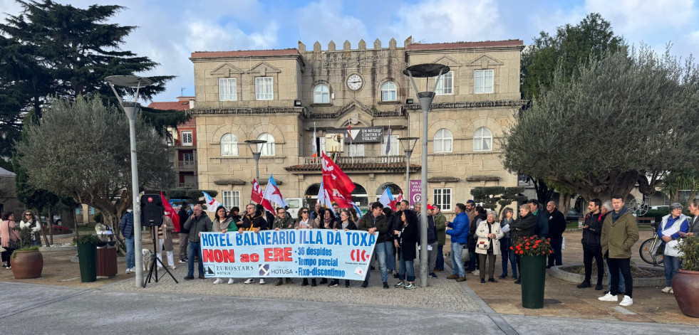 Decenas de personas se concentran frente al Concello contra el ERE del hotel Balneario Isla de la Toja