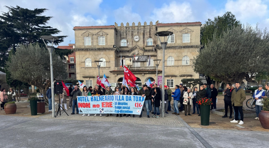 Decenas de personas se concentran frente al Concello contra el ERE del hotel Balneario Isla de la Toja