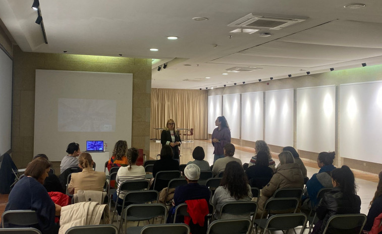 Una treintena de personas de Sanxenxo participan en una charla sobre educación afectivo sexual