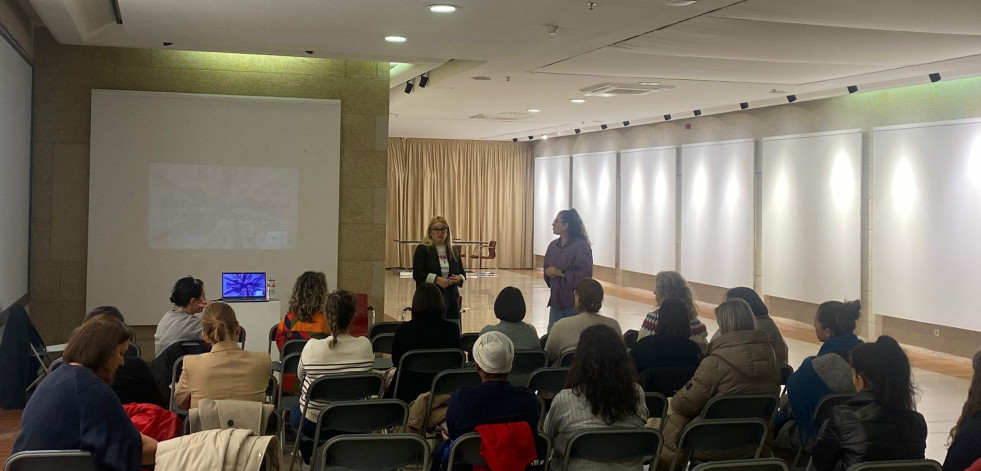 Una treintena de personas de Sanxenxo participan en una charla sobre educación afectivo sexual