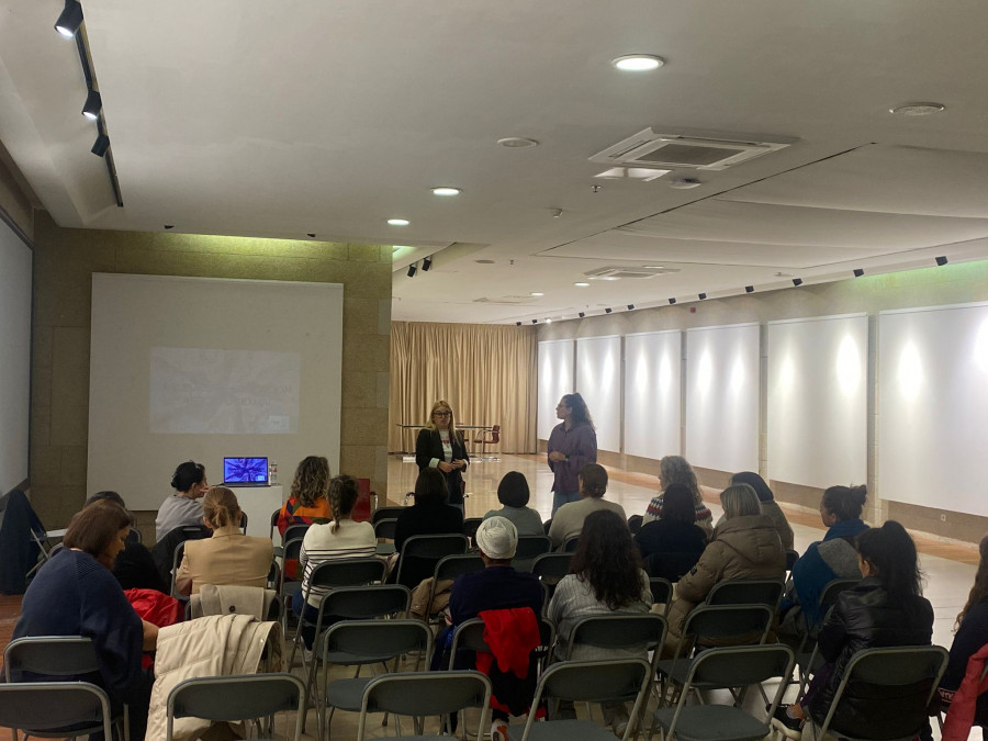 Una treintena de personas de Sanxenxo participan en una charla sobre educación afectivo sexual