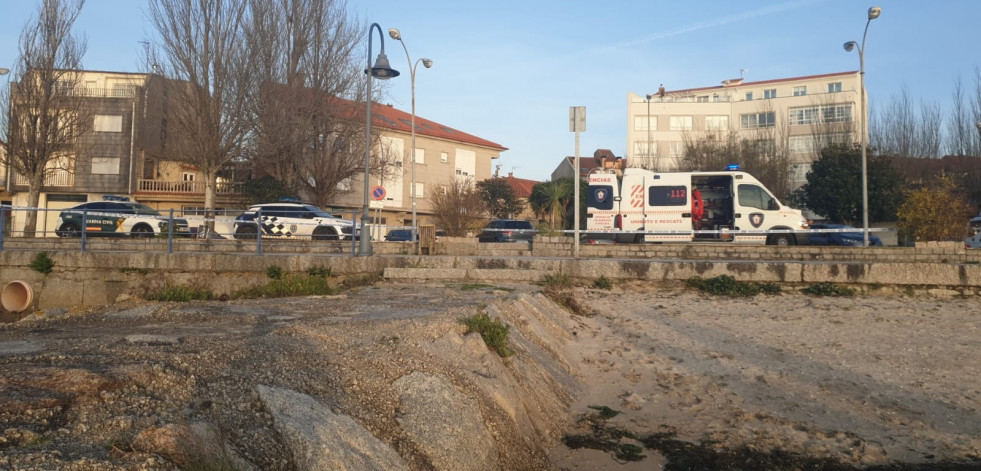 Investigan la muerte de una mujer de 72 años que apareció flotando en el paseo marítimo de Cambados