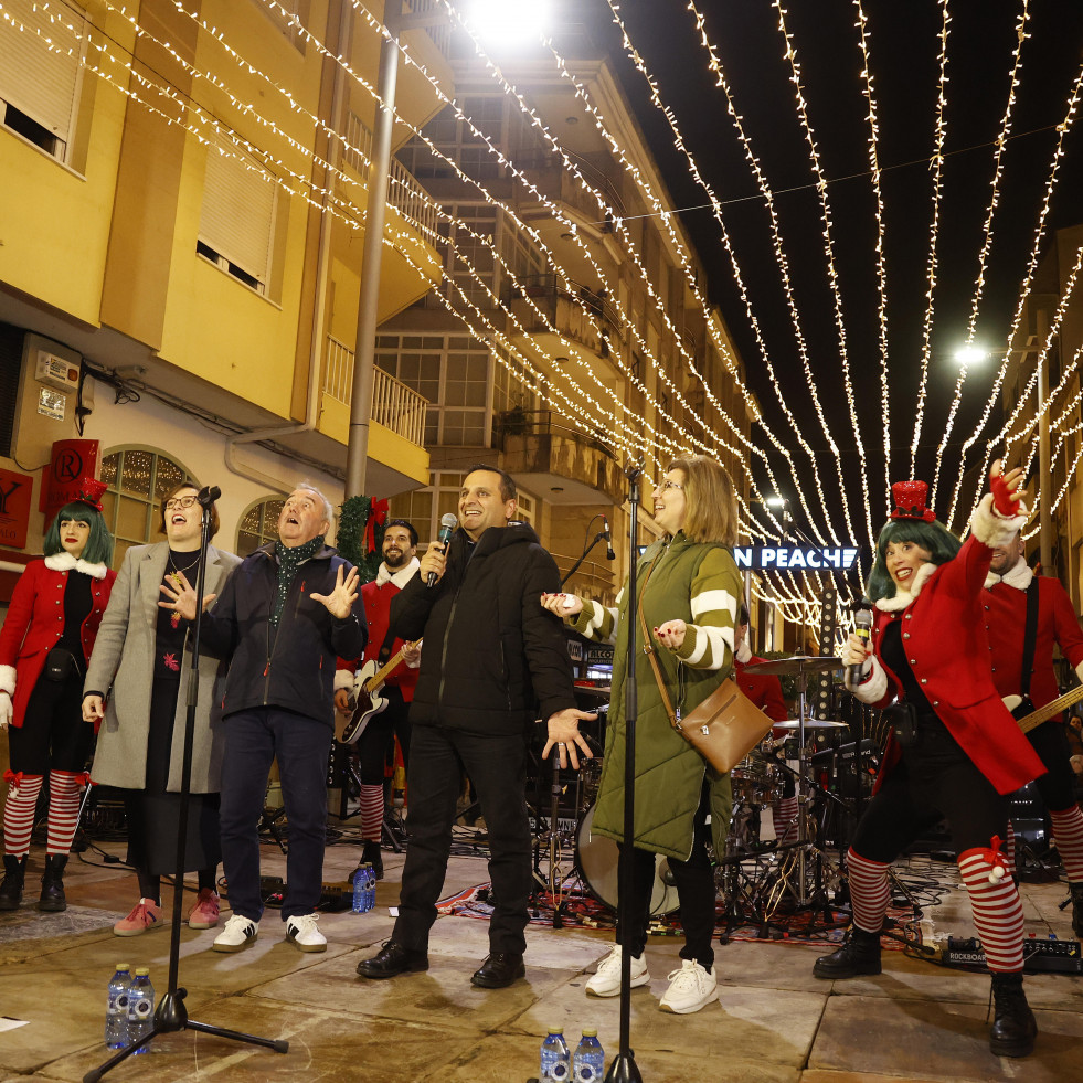 O Grove le da la bienvenida a la Navidad al ritmo de la música de Broken Peach