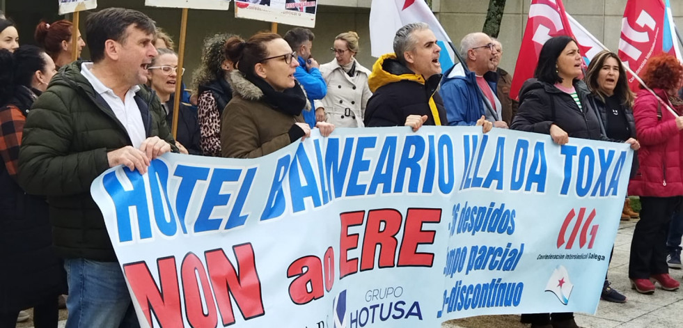 Medio centenar de personas se manifiestan para que se retire el ERE del hotel Balneario Isla de la Toja