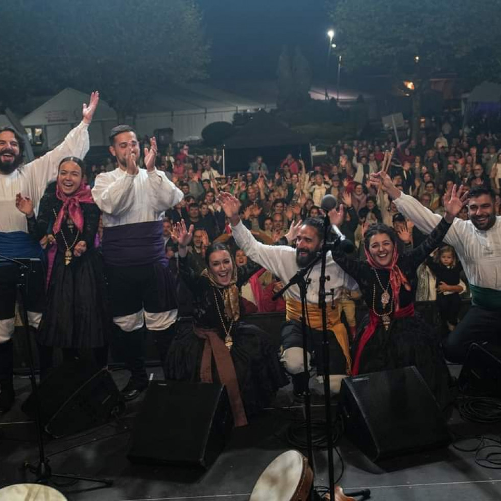 El grupo Cinco en Zocas completan el aforo del auditorio de O Grove para su concierto con amigos