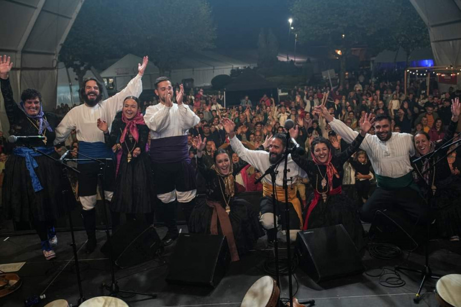 El grupo Cinco en Zocas completan el aforo del auditorio de O Grove para su concierto con amigos