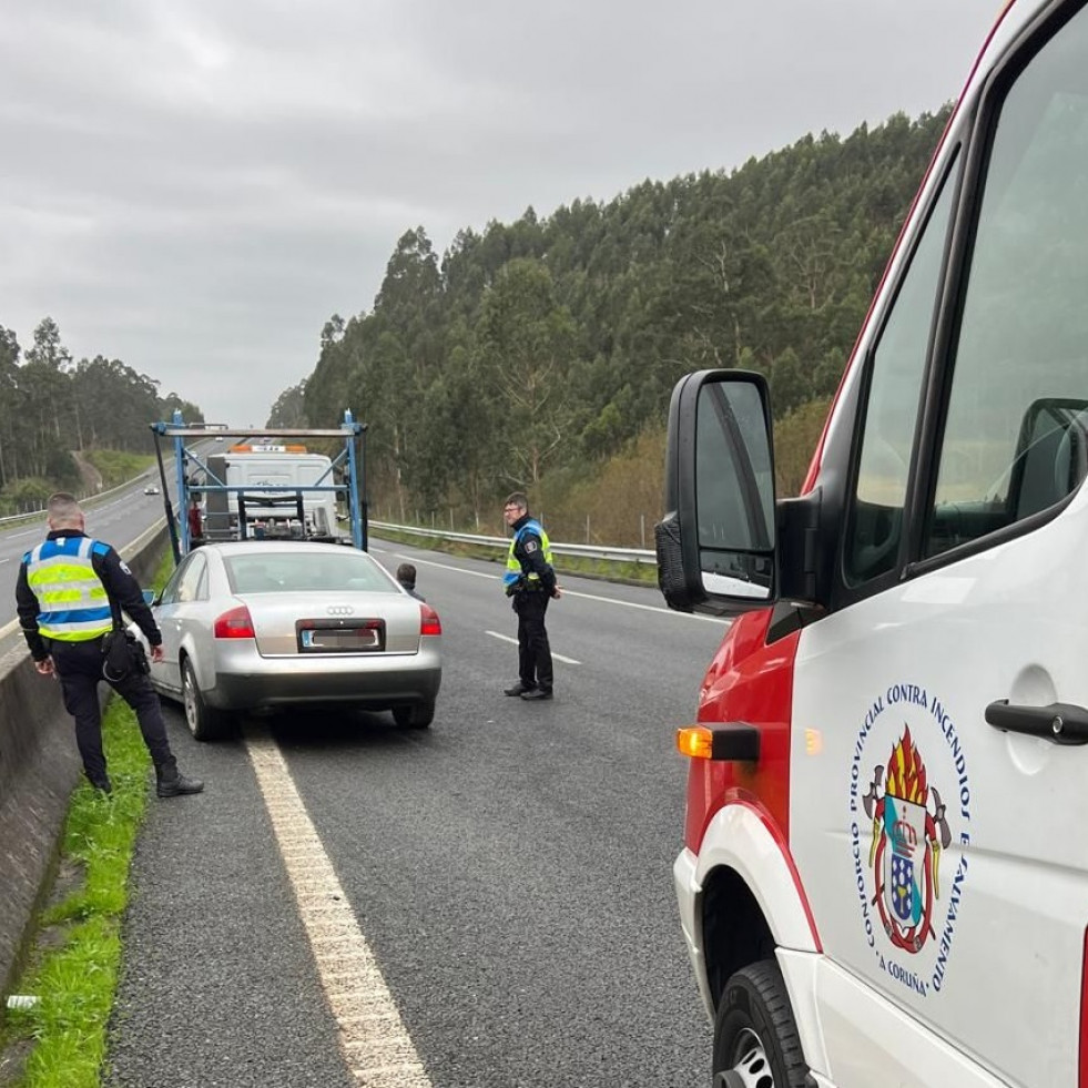 Una persona resulta herida tras impactar con su coche contra la mediana de la carretera en Rianxo