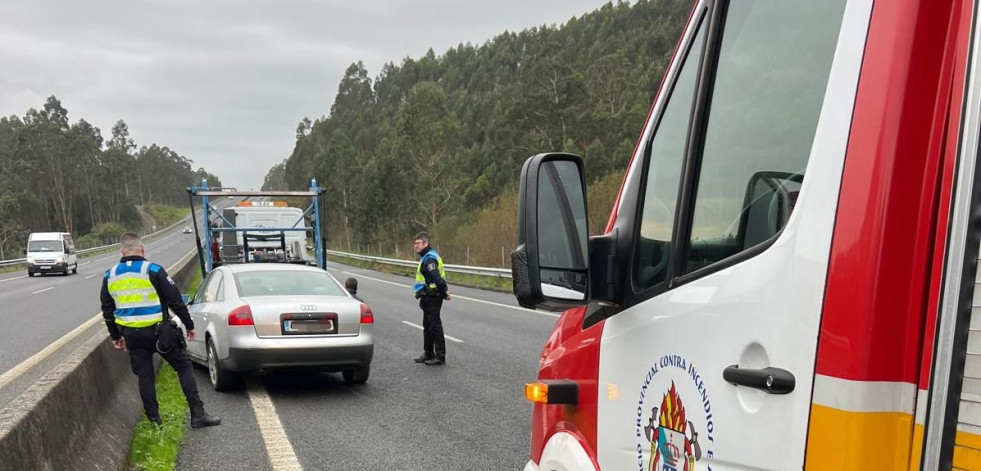 Una persona resulta herida tras impactar con su coche contra la mediana de la carretera en Rianxo