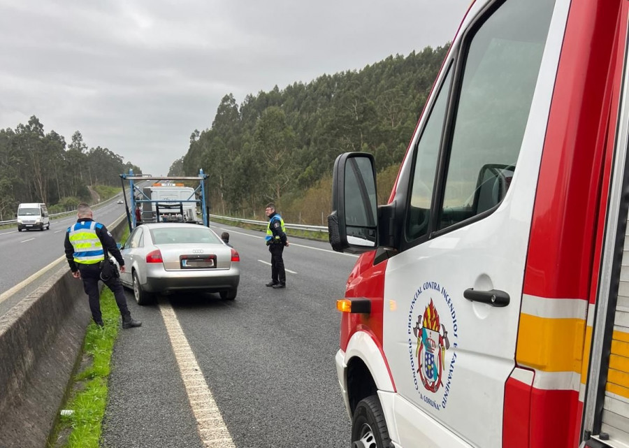 Una persona resulta herida tras impactar con su coche contra la mediana de la carretera en Rianxo