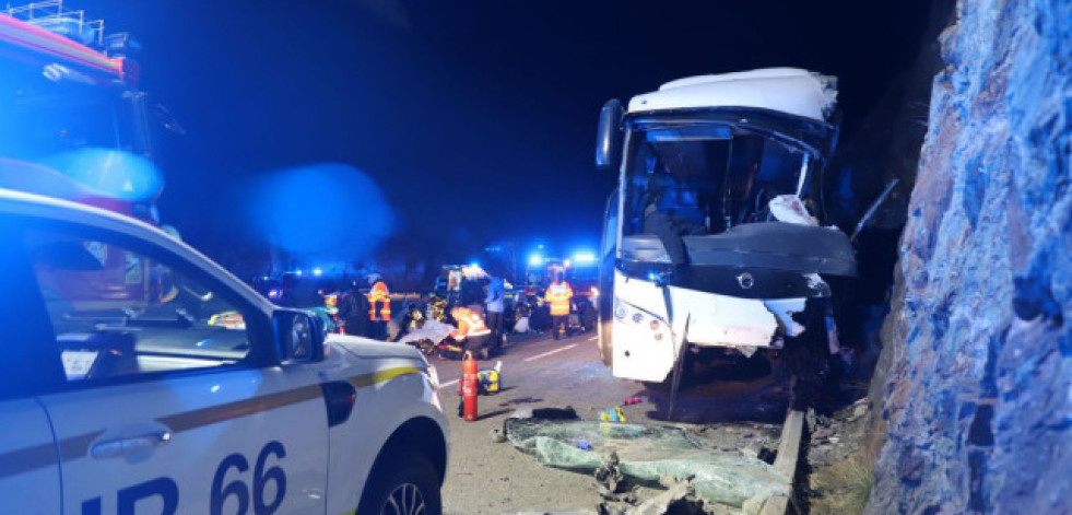 Dos muertos, varios heridos graves y un desaparecido en un accidente de bus español en Francia