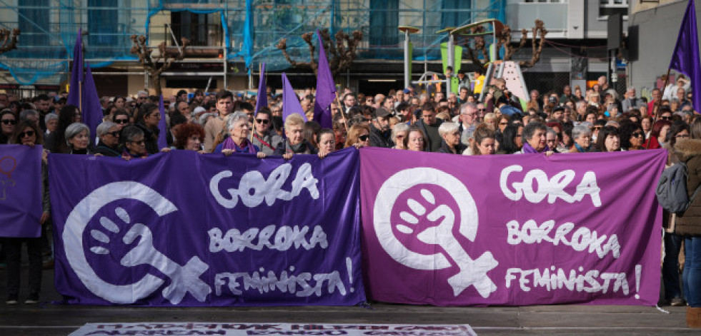 Cientos de personas muestran su repulsa y su consternación por el asesinato machista de Leonor en Pasaia