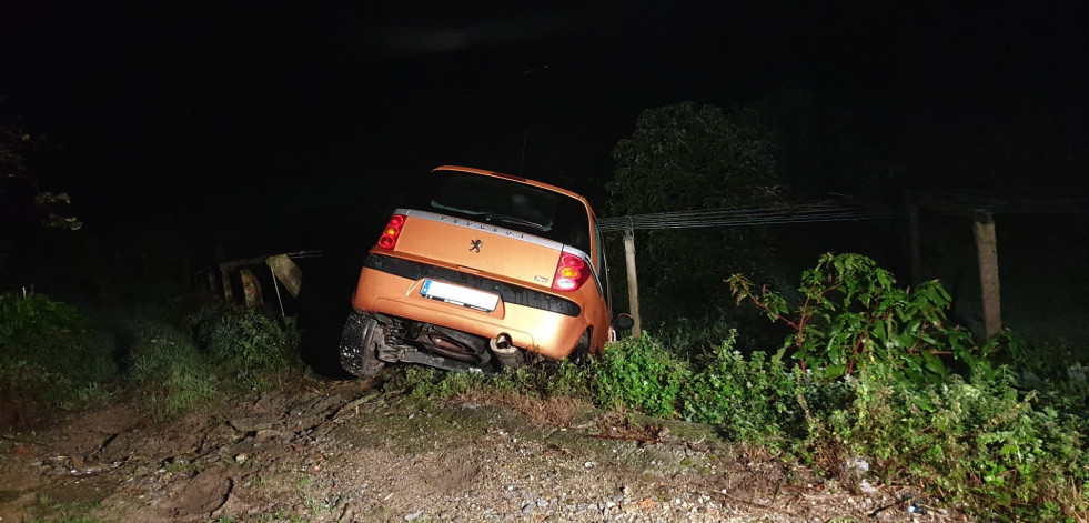 Un conductor resulta herido tras salirse de la vía en Cambados