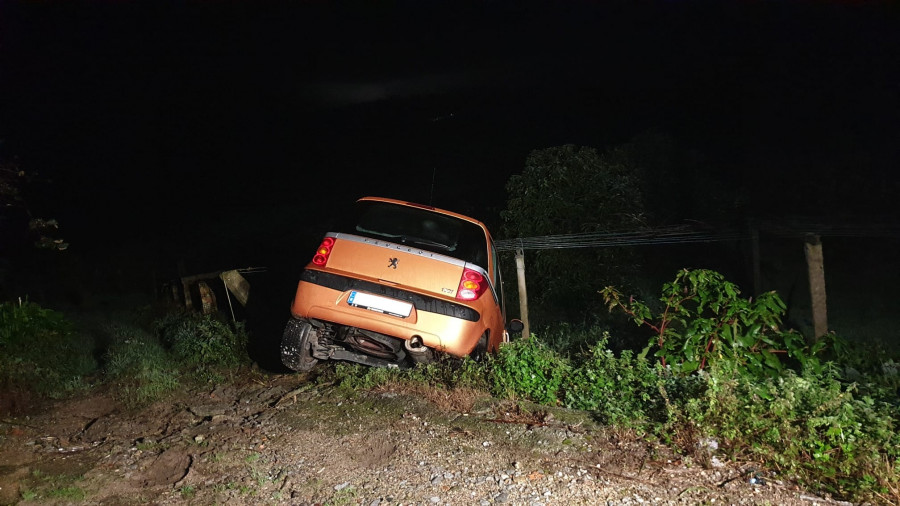 Un conductor resulta herido tras salirse de la vía en Cambados