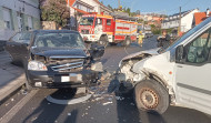 Trasladada en ambulancia al Hospital do Barbanza una conductora herida en una colisión frontal en Ribeira