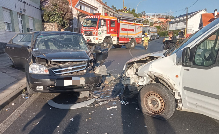 Trasladada en ambulancia al Hospital do Barbanza una conductora herida en una colisión frontal en Ribeira