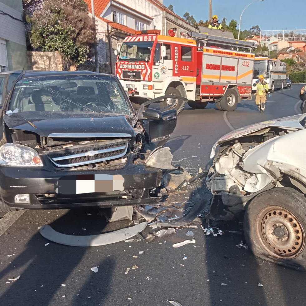 Trasladada en ambulancia al Hospital do Barbanza una conductora herida en una colisión frontal en Ribeira