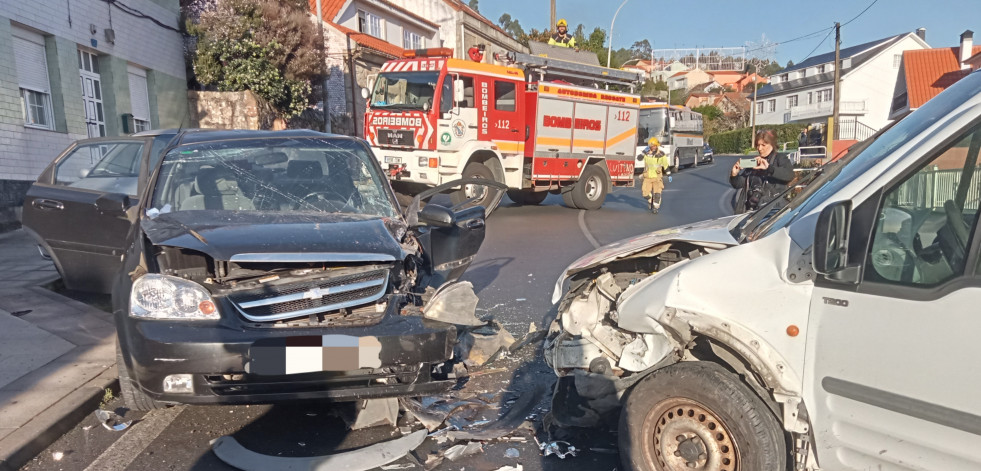 Trasladada en ambulancia al Hospital do Barbanza una conductora herida en una colisión frontal en Ribeira