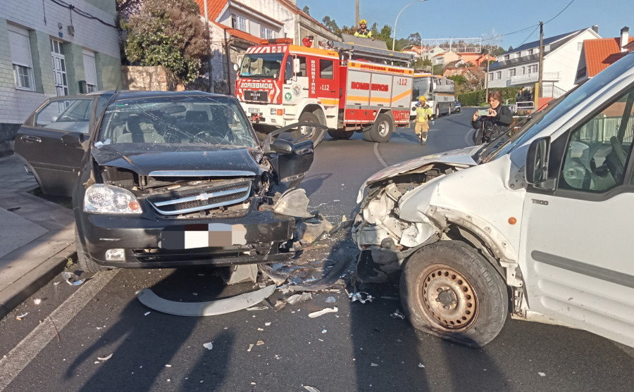 Trasladada en ambulancia al Hospital do Barbanza una conductora herida en una colisión frontal en Ribeira