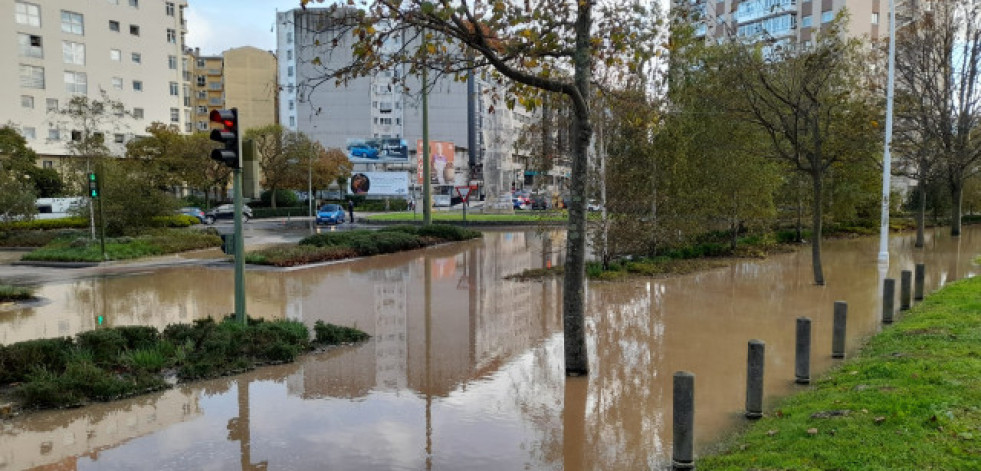 Una riada anega varias calles de A Coruña