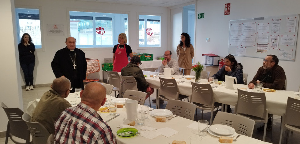 El comedor de Cáritas Arousa atiende a una media de 40 personas al día y el perfil es varón y español