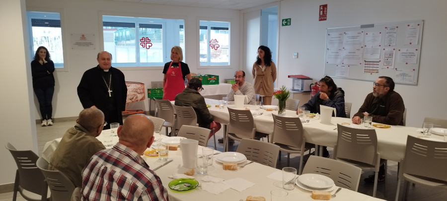 El comedor de Cáritas Arousa atiende a una media de 40 personas al día y el perfil es varón y español