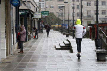 Joven circulando en patinete