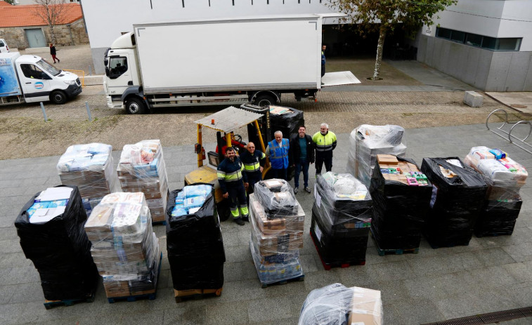 A Illa llena en una semana catorce palés de alimentos y materiales para los afectados por la DANA