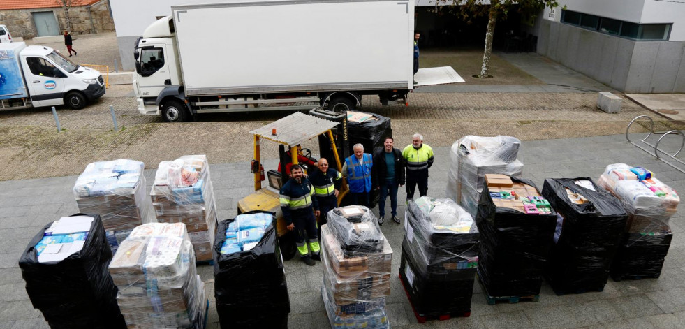 A Illa llena en una semana catorce palés de alimentos y materiales para los afectados por la DANA