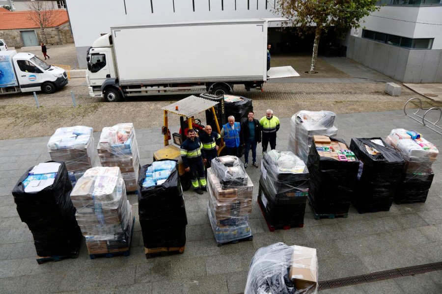 A Illa llena en una semana catorce palés de alimentos y materiales para los afectados por la DANA