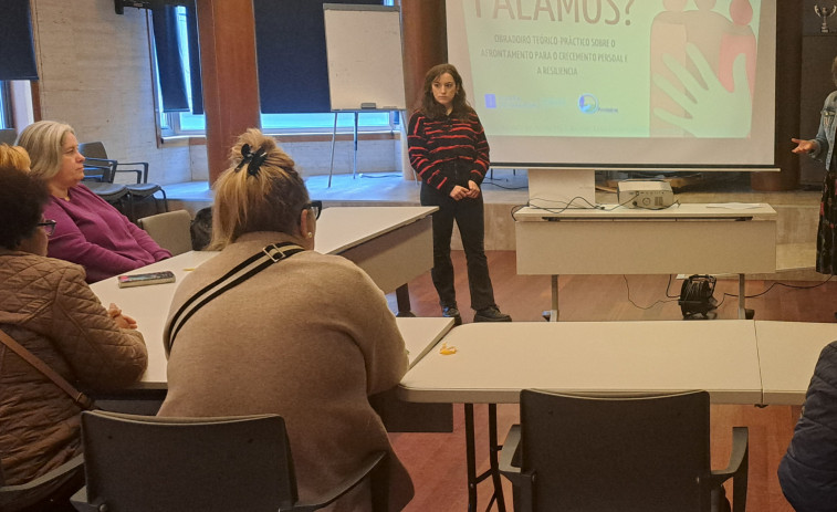 Vecinos de A Pobra asisten a un taller del colectivo Andaina Pro Saúde Mental para lograr crecimiento personal y resiliencia