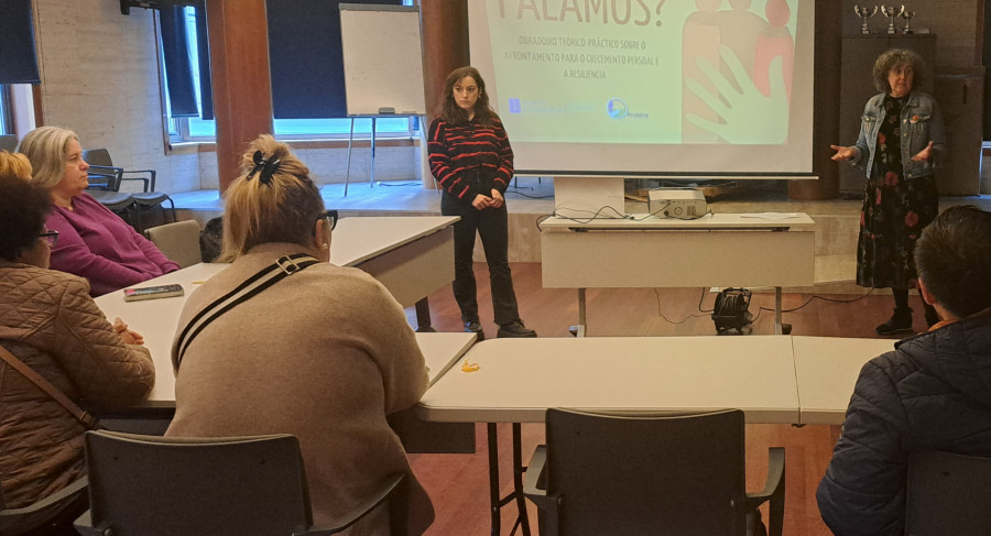 Vecinos de A Pobra asisten a un taller del colectivo Andaina Pro Saúde Mental para lograr crecimiento personal y resiliencia