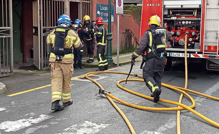 Desalojan el consistorio provisional de Ribeira al saltar la alarma de incendio y ante la falta de oxígeno