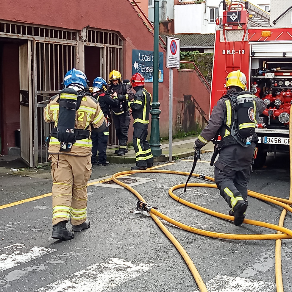 Desalojan el consistorio provisional de Ribeira al detectarse una falta de oxígeno en el inmueble