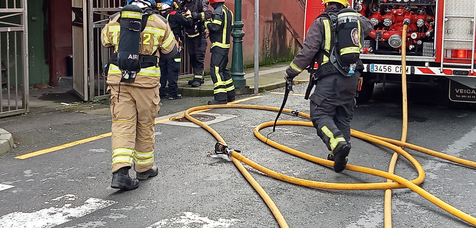 Desalojan el consistorio provisional de Ribeira al saltar la alarma de incendio y ante la falta de oxígeno