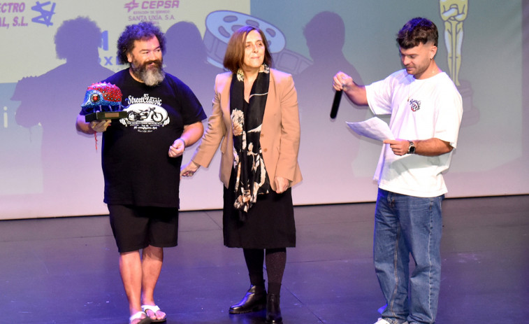 Ambar desveló en el auditorio de Ribeira las portadas de las series de televisión versadas en su Calendario Solidario 2025