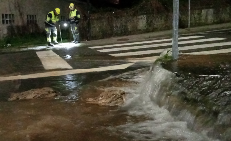 El reventón de una tubería de la traída de agua potable afecta al barrio residencial de Abesadas, en Ribeira