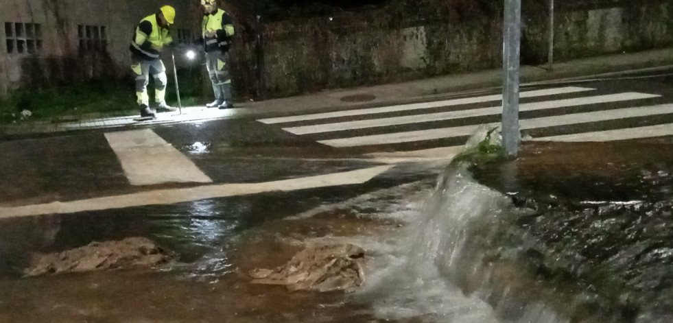 El reventón de una tubería de la traída de agua potable afecta al barrio residencial de Abesadas, en Ribeira