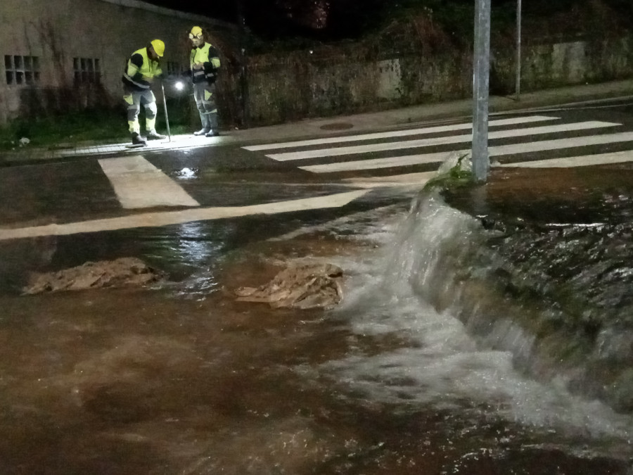 El reventón de una tubería de la traída de agua potable afecta al barrio residencial de Abesadas, en Ribeira